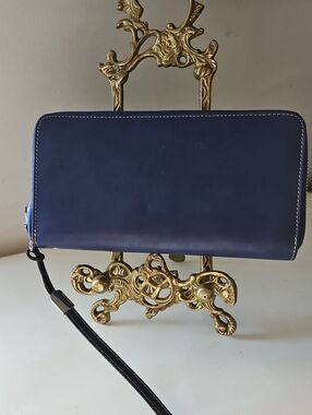 NWOT LAVEMI RFID BLUE LEATHER WALLET/WRISTLET